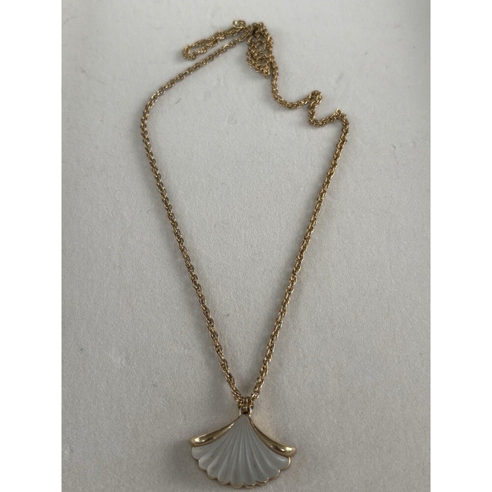 Avon Vintage 1981 Gold Tone & White Frosted Lead Crystal Shell 18” Necklace